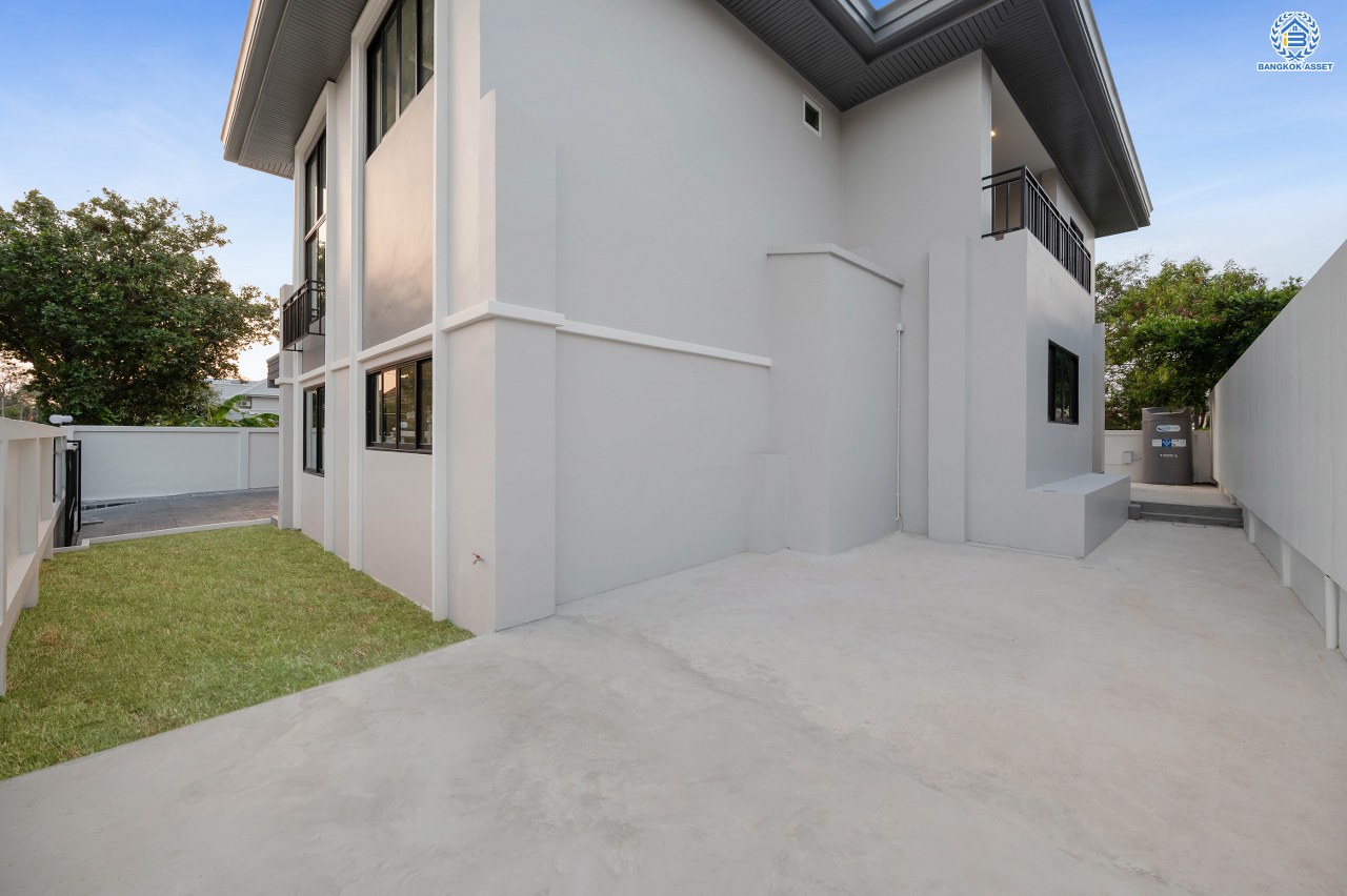 บ้านมือสองตกแต่งใหม่ โครงการ กฤษดานคร20 ปิ่นเกล้า-บรมราชชนนี เนื้อที่ 118 ตร.ว. พื้นที่ใช้สอย 612.6 ตร.ม. พร้อมฟังก์ชันจัดเต็ม 4 ห้องนอน 4 ห้องน้ำ 1 ห้องแม่บ้าน จอดรถได้ 3 คัน บนทำเลเชื่อมต่อเมืองอย่างรวดเร็ว ใกล้ทางคู่ขนานลอยฟ้าบรมราชชนนี ทางด่วน "กาญจนาภิเษก" ม.มหิดล เซ็นทรัลปิ่นเกล้า และตลาดสดธนบุรี